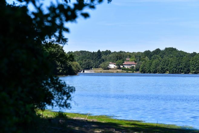 image Cyanobactéries : 17 fermetures temporaires de plans d'eau en Limousin en 2023, combien en 2024 ?