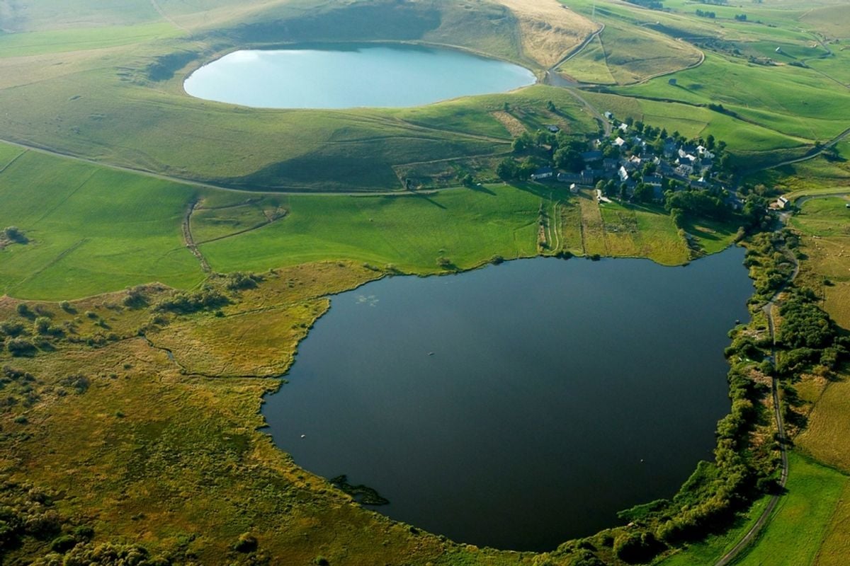 image Pourquoi quatorze lacs d'Auvergne sont désormais sous surveillance permanente